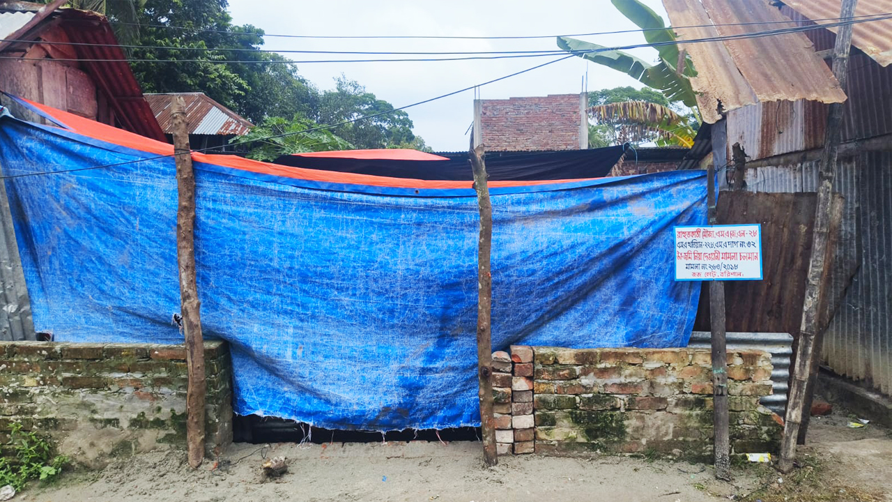 দিনে খাসজমির স্থাপনা উচ্ছেদ, রাতে দখল নারী ইউপি সদস্যের