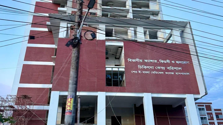 বরিশালে নির্মাণাধীন হাসপাতাল থেকে ৫০ লাখ টাকার তামার পাইপ চুরির অভিযোগ