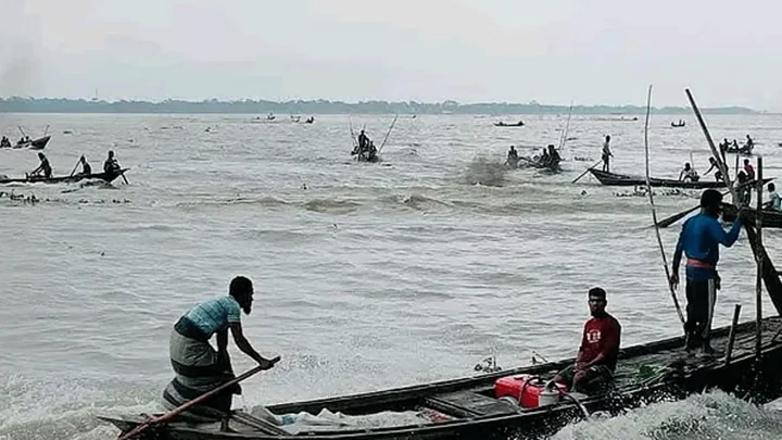 মেঘনায় জেলের গুলিবিদ্ধ মরদেহ উদ্ধার, দায় স্বীকার করছে না কেউ