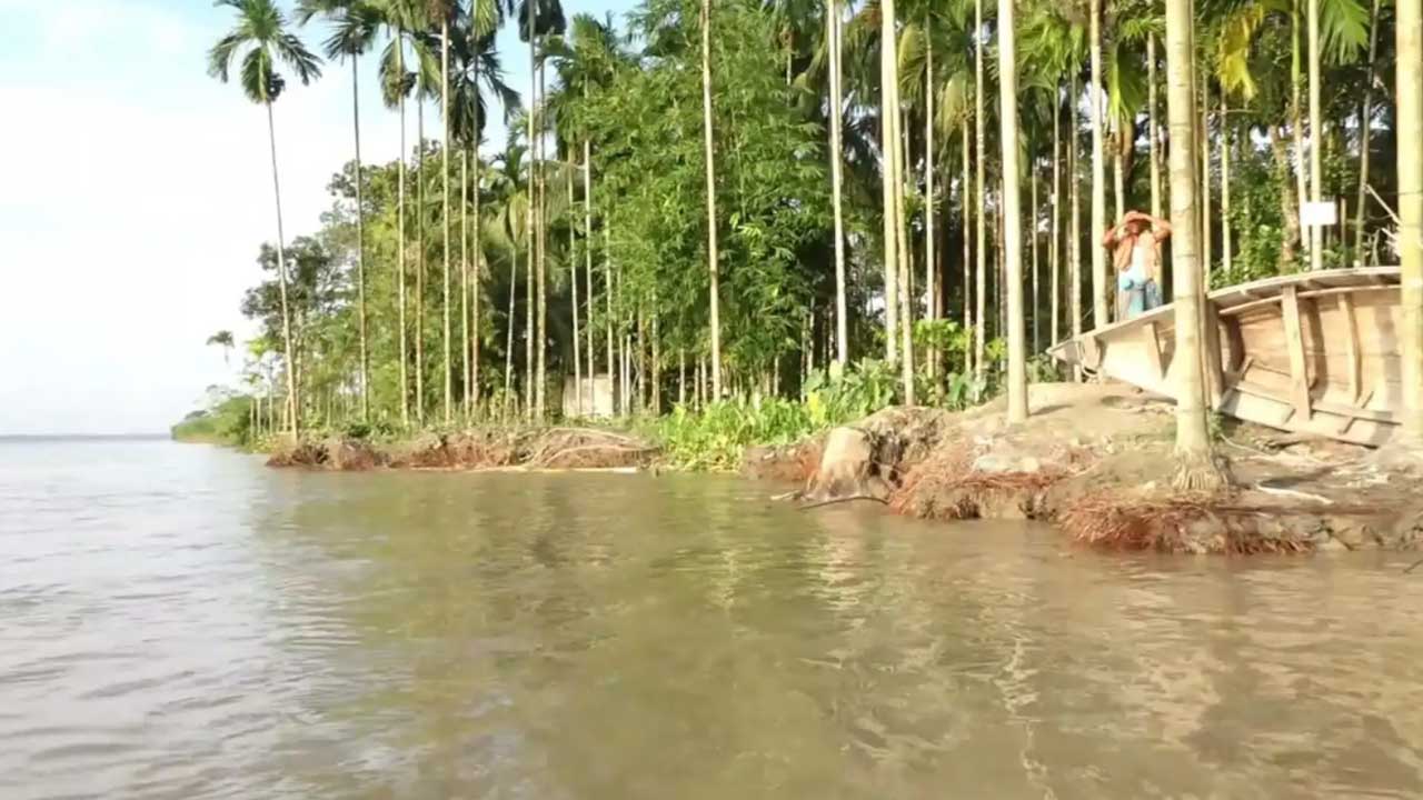 ভাঙনকবলিত নদীর পাড়ে দাঁড়িয়ে ক্ষতিগ্রস্ত এলাকার দৃশ্য দেখছেন এক স্থানীয় বাসিন্দা। ছবি : এশিয়া পোস্ট