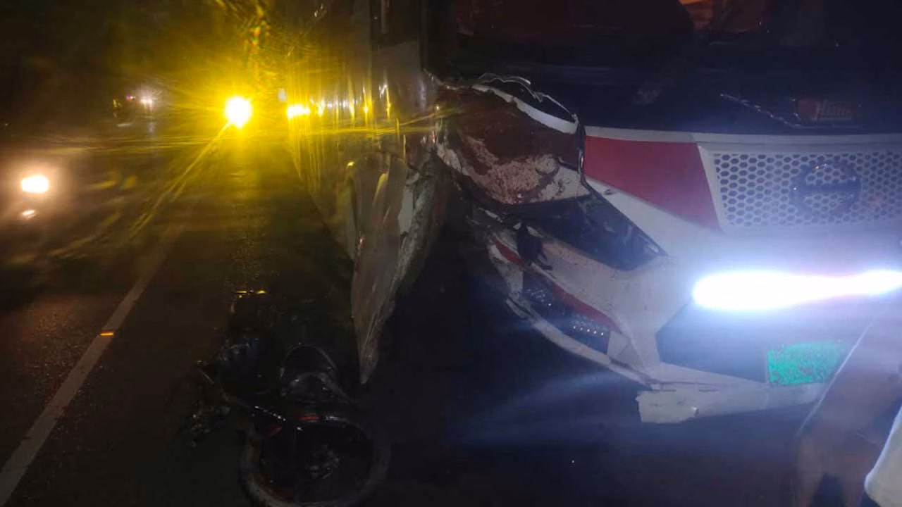 বরিশালে বাসচাপায় মোটরসাইকেলের ৩ আরোহী নিহত