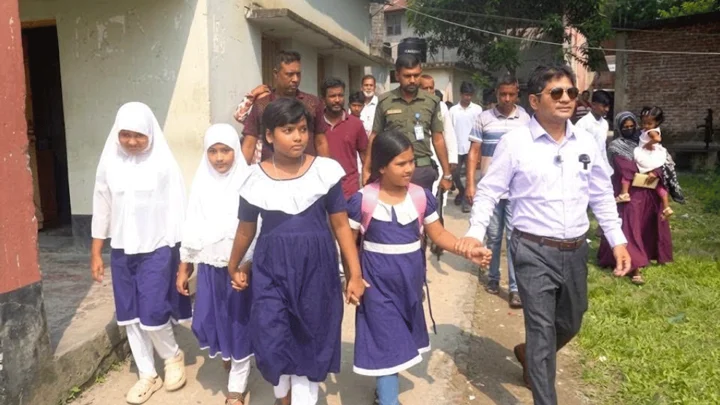 ইউএনওর হাত ধরে স্কুলে গেল আলোচিত সেই তুবা