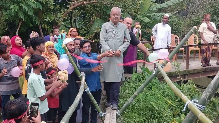 লাল ফিতা কেটে বাঁশের সাঁকো উদ্বোধন করলেন বিএনপি নেতা