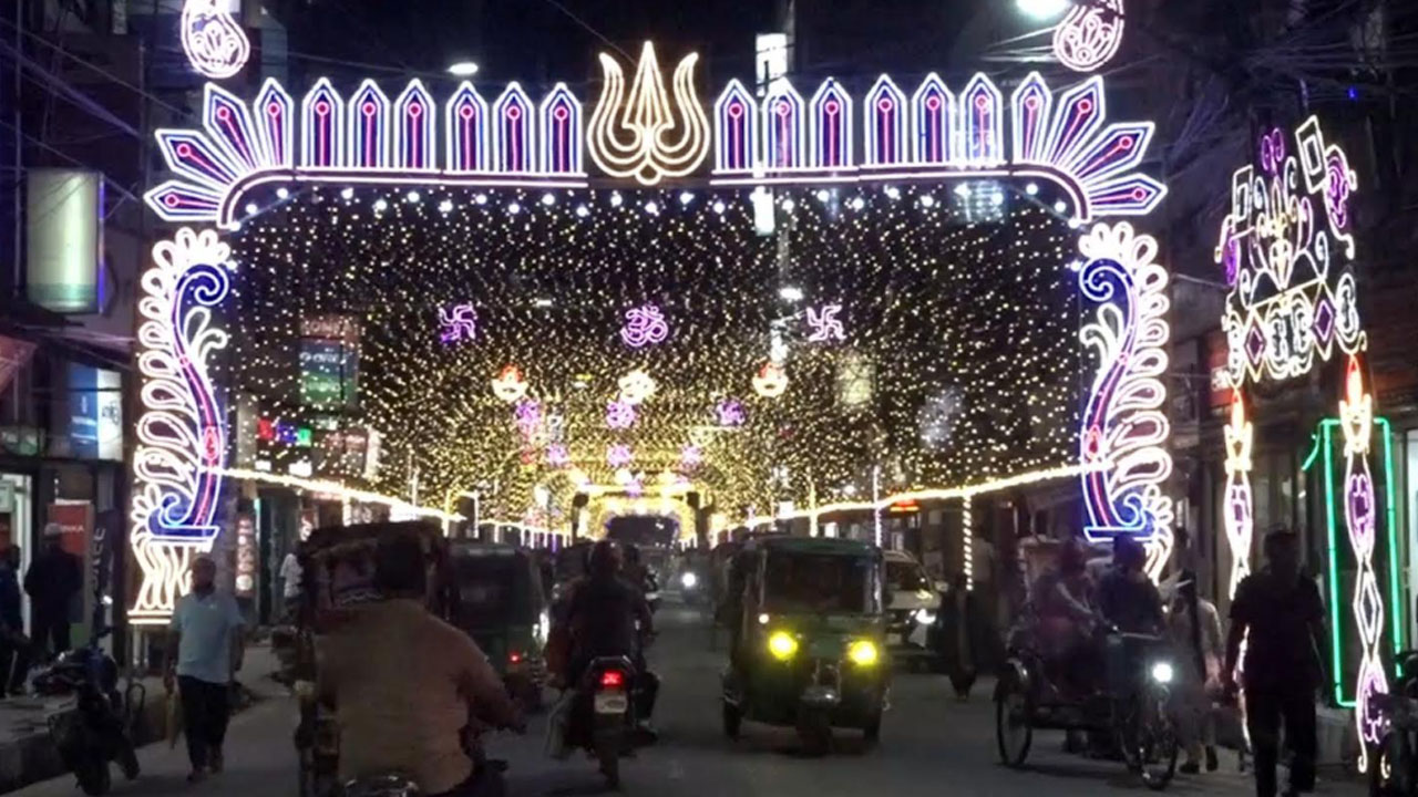 দুর্গাপূজাকে কেন্দ্র করে বর্ণিল আলোকসজ্জায় সেজেছে বরিশাল। ছবি: এশিয়া পোস্ট