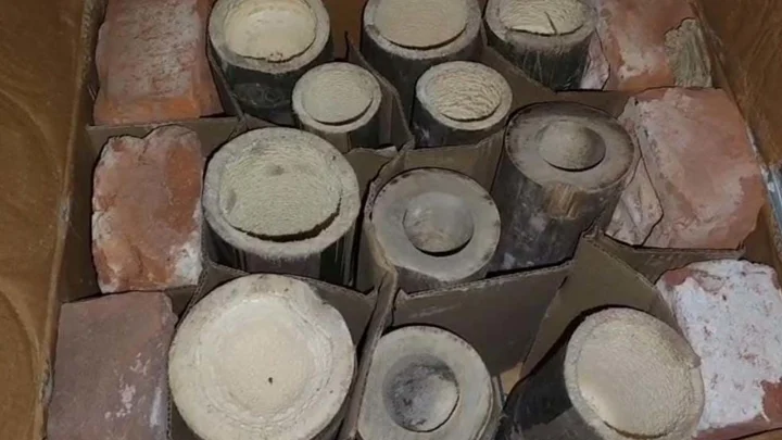 ৫ লাখ টাকার পণ্যের কার্টনে মিলল ইট ও বাঁশ