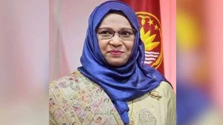 ভারত সফরের সিদ্ধান্ত বাউবি শিক্ষক মুনজারিনের, সমালোচনার মুখে ছুটি বাতিল