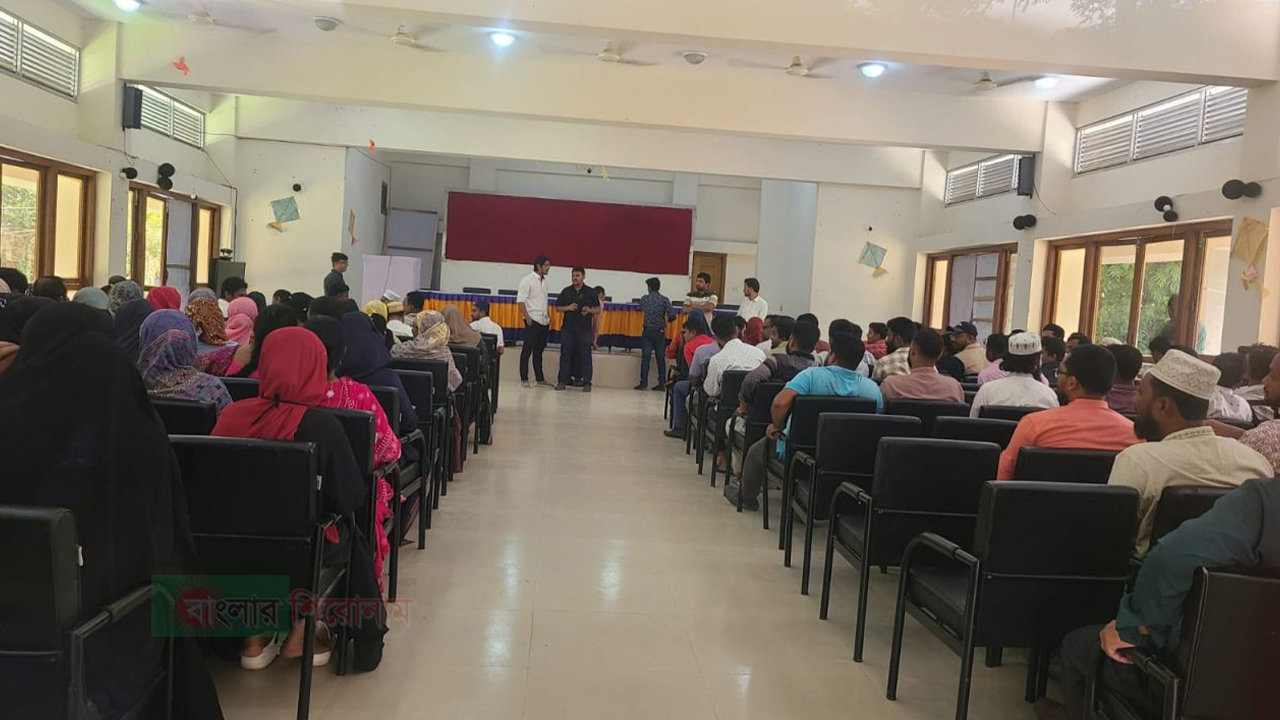 বাউফলে নিয়োগ পরীক্ষার হলে সাবেক এমপিপুত্রের উপস্থিতি নিয়ে বিতর্ক