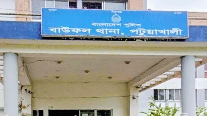 পাওনা ৬০০ টাকা চাওয়ায় তিন ছেলেসহ মাকে কুপিয়ে জখম