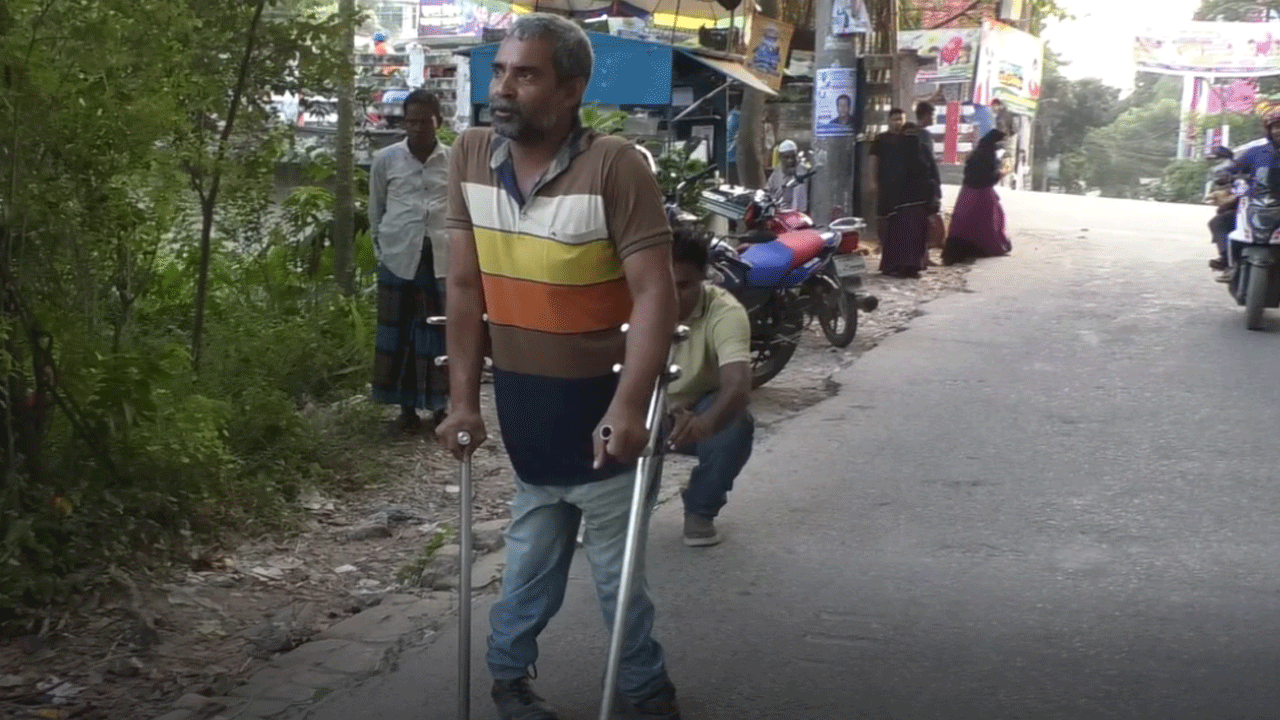 শারীরিক প্রতিবন্ধকতা জয় করে স্বাবলম্বী বায়েজিদ, পথ দেখাচ্ছেন অন্যদেরও