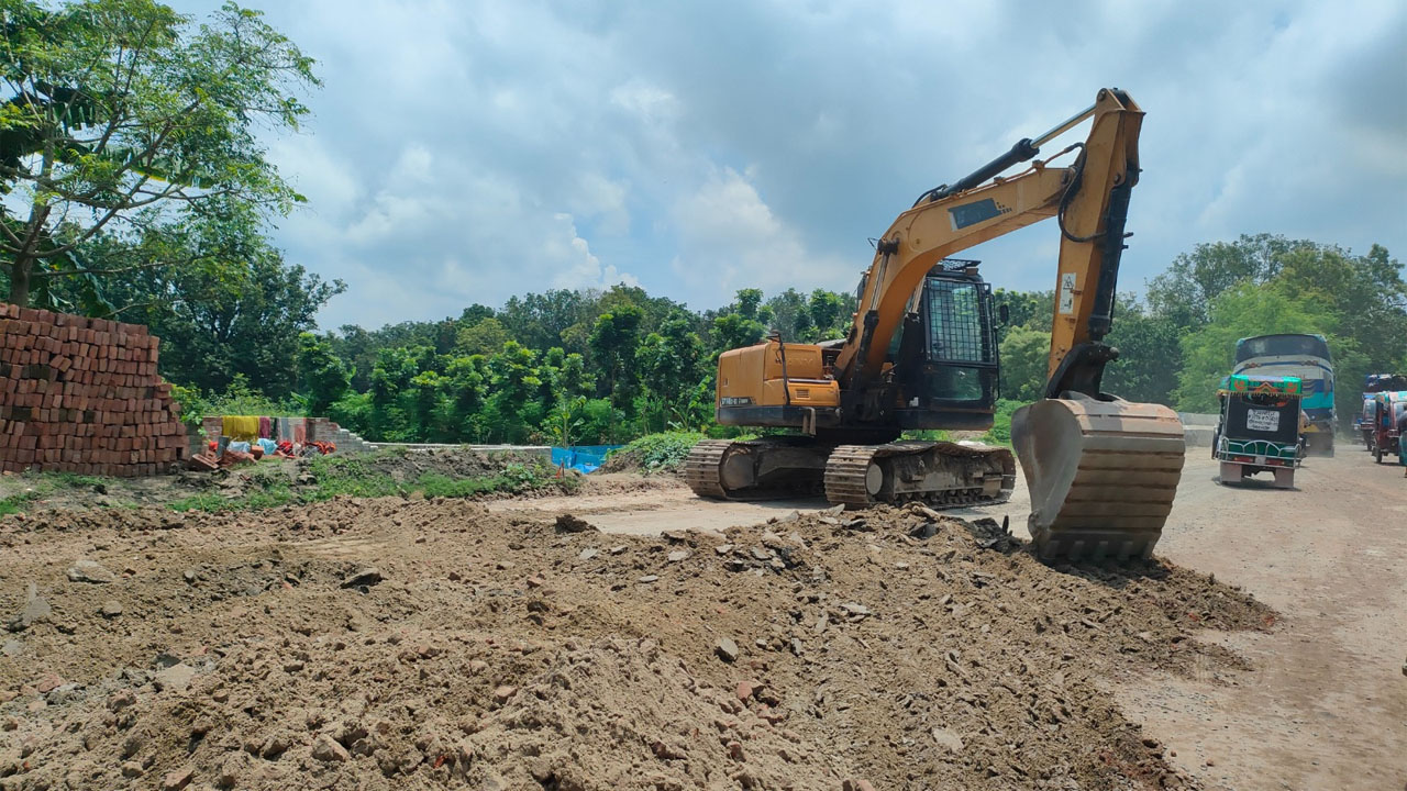 চরম অব্যবস্থাপনায় চলছে চাঁপাইনবাবগঞ্জ-সোনামসজিদ সড়ক প্রশস্তের কাজ