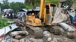 প্রথম স্ত্রীকে নিয়ে মালয়েশিয়ায় স্বামী, ক্ষোভে বাড়ি গুঁড়িয়ে দিলেন দ্বিতীয় স্ত্রী