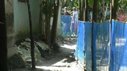 কালীগঞ্জে চলাচলের রাস্তায় বেড়া, ব্যবস্থা নিচ্ছে না পুলিশ