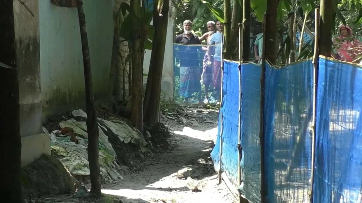 কালীগঞ্জে চলাচলের রাস্তায় বেড়া, ব্যবস্থা নিচ্ছে না পুলিশ