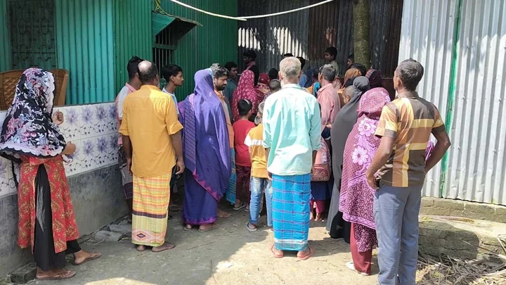 ৫০ বছরের পুরোনো রাস্তায় বেড়া, ১৫ পরিবার অবরুদ্ধ