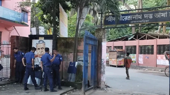 শিল্পকলার বদলে শহীদ ধীরেন্দ্রনাথ দত্ত ভাষা চত্বরে এনসিপির সভা
