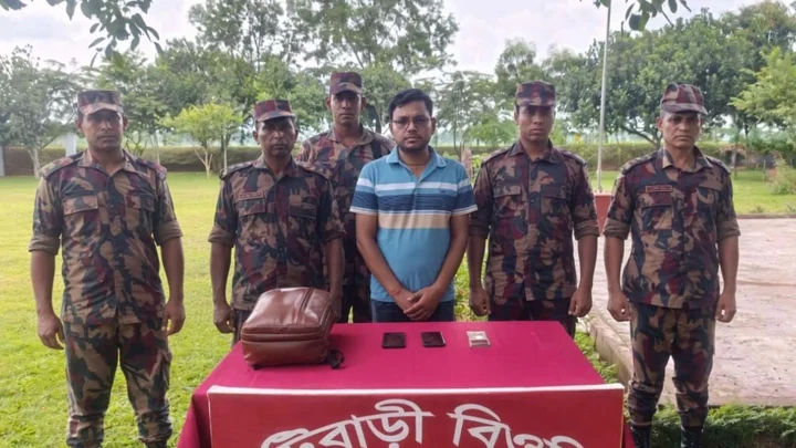 ভারতে পালানোর সময় নির্বাচন অফিসের কর্মচারী আটক