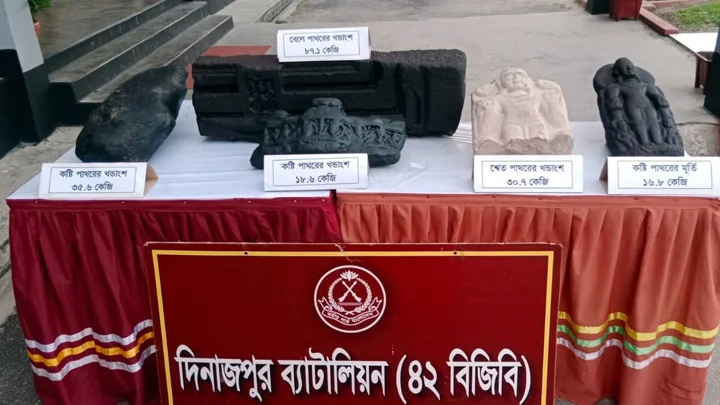 সীমান্তে কোটি টাকার দুষ্প্রাপ্য পাথরের খণ্ড ও মূর্তি উদ্ধার