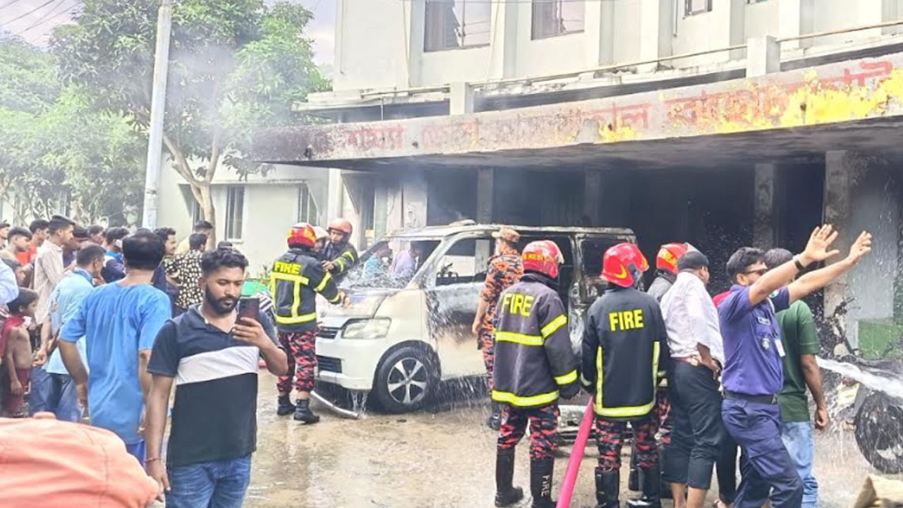 হাসপাতালে বিকট শব্দে অ্যাম্বুলেন্স বিস্ফোরণ, দগ্ধ চালক