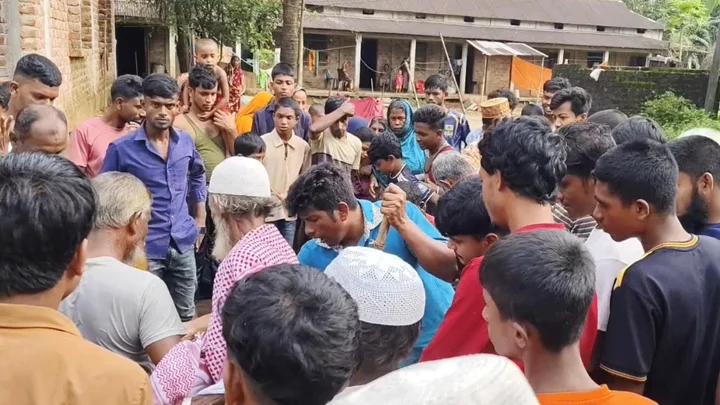 চুরির অভিযোগে চোখে ঢালা হলো চুন, ভেঙে দেওয়া হলো পা