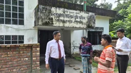 

হঠাৎ ভূমি অফিস পরিদর্শনে গিয়ে বিভাগীয় কমিশনার দেখলেন কেউ আসেনি
