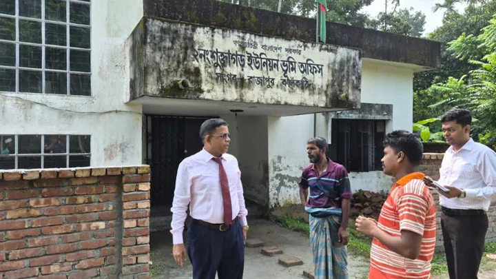 হঠাৎ ভূমি অফিস পরিদর্শনে গিয়ে বিভাগীয় কমিশনার দেখলেন কেউ আসেনি