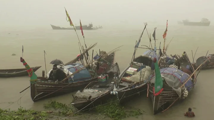 ভোলায় নিম্নচাপে উত্তাল নদী-সাগর, মাছ না ধরেই ঘাটে ফিরছেন জেলেরা