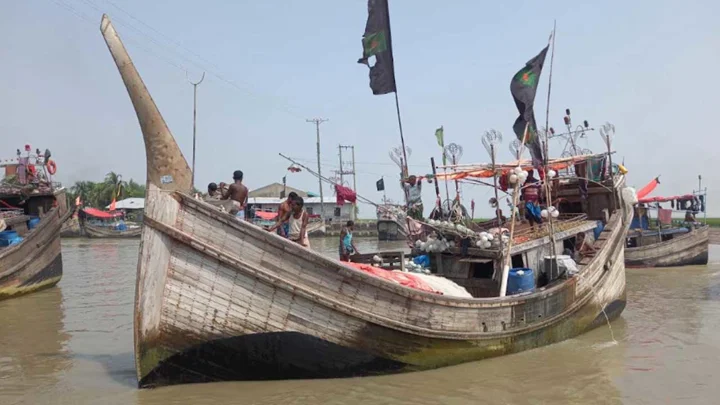 নিষেধাজ্ঞার আগেই ভোলায় শতাধিক ট্রলার সাগরে যাওয়ার প্রস্তুতি