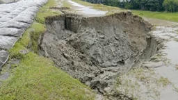 কাজ শেষ হওয়ার আগেই ধস, মনপুরায় বাঁধ নির্মাণে অনিয়মের অভিযোগ