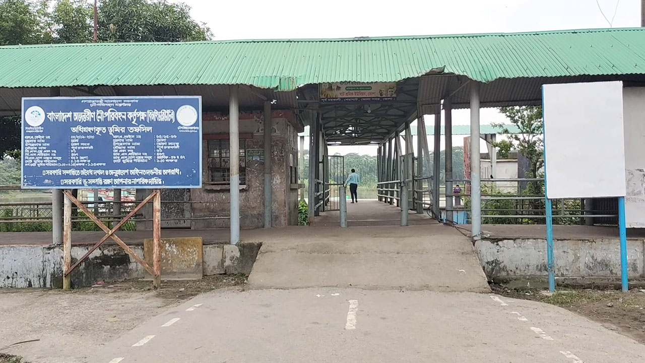 নেই ঘাট শ্রমিকদের হাঁকডাক, হকারদের ছোটাছুটি কিংবা নৌযান শ্রমিকদের ব্যস্ততা। লঞ্চ না আসায় কমেছে যাত্রীদের আনাগোনা। ছবি : এশিয়া পোস্ট