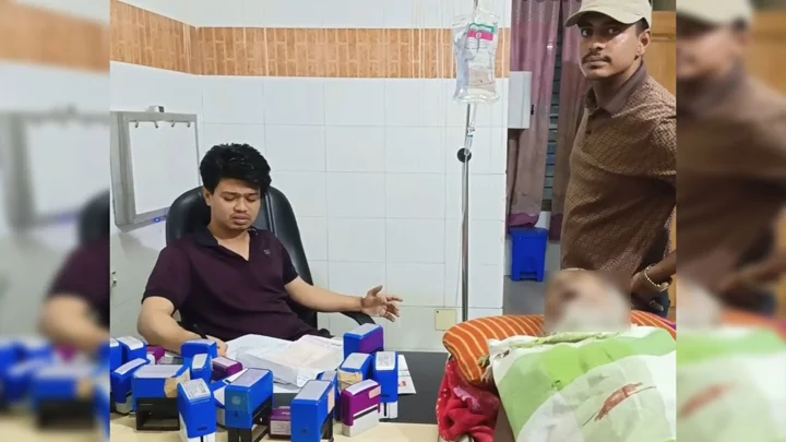 এক হাতে স্যালাইন, অন্য হাতে প্রেসক্রিপশন লিখছিলেন চিকিৎসক