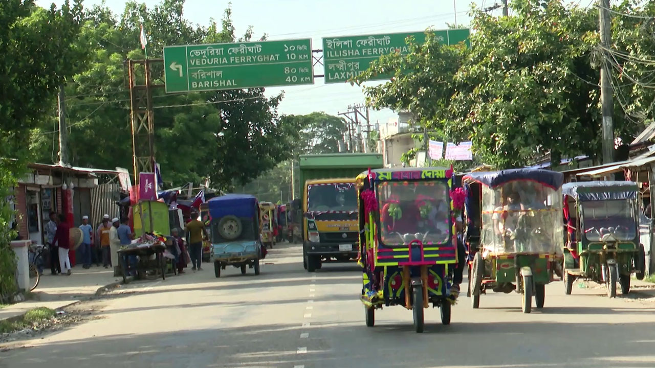 বরিশাল-লক্ষ্মীপুর সড়ক। ছবি : এশিয়া পোস্ট