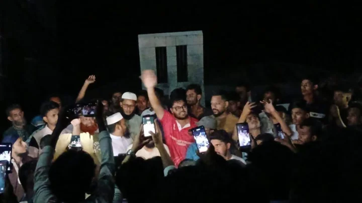 পরীক্ষায় নকল করতে না দেওয়ায় শিক্ষককে ঘুষি, শিক্ষার্থীদের বিক্ষোভ