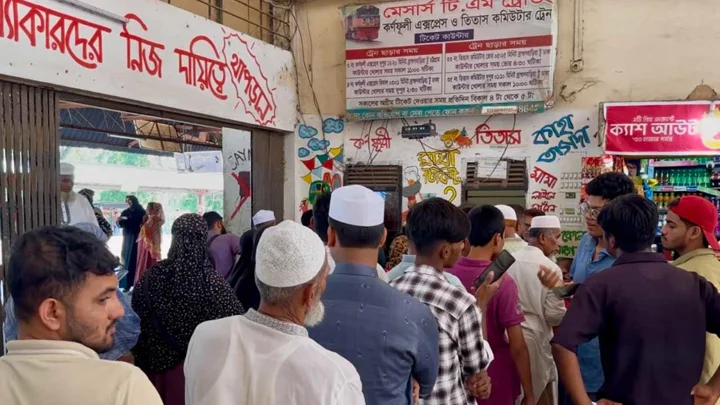 ফোন না ধরায় স্টেশনে ঢুকে দুই রেলকর্মীকে মারধরের অভিযোগ যুবদল নেতার বিরুদ্ধে