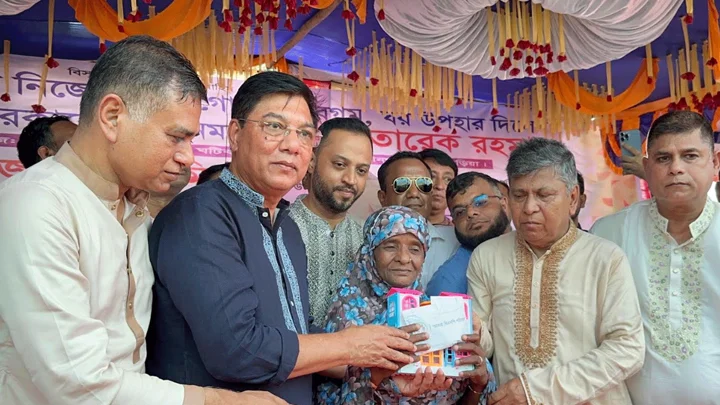 শাহবাগের ফুটপাত থেকে নিজের ঘরে ফিরলেন গোলাপি