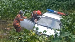 নিয়ন্ত্রণ হারিয়ে লাশবাহী অ্যাম্বুলেন্স খালে