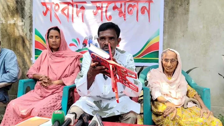কোরআন বুকে নিয়ে নিজেকে নির্দোষ দাবি বহিষ্কৃত কৃষকদল নেতার