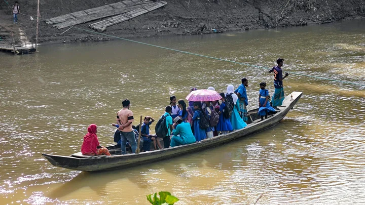 একটি মাত্র নৌকাই ১০ হাজার মানুষের ভরসা