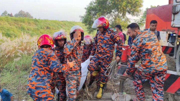 ঢাকা-মাওয়া এক্সপ্রেসওয়েতে বাস খাদে পড়ে নিহত ৩, আহত ১৬