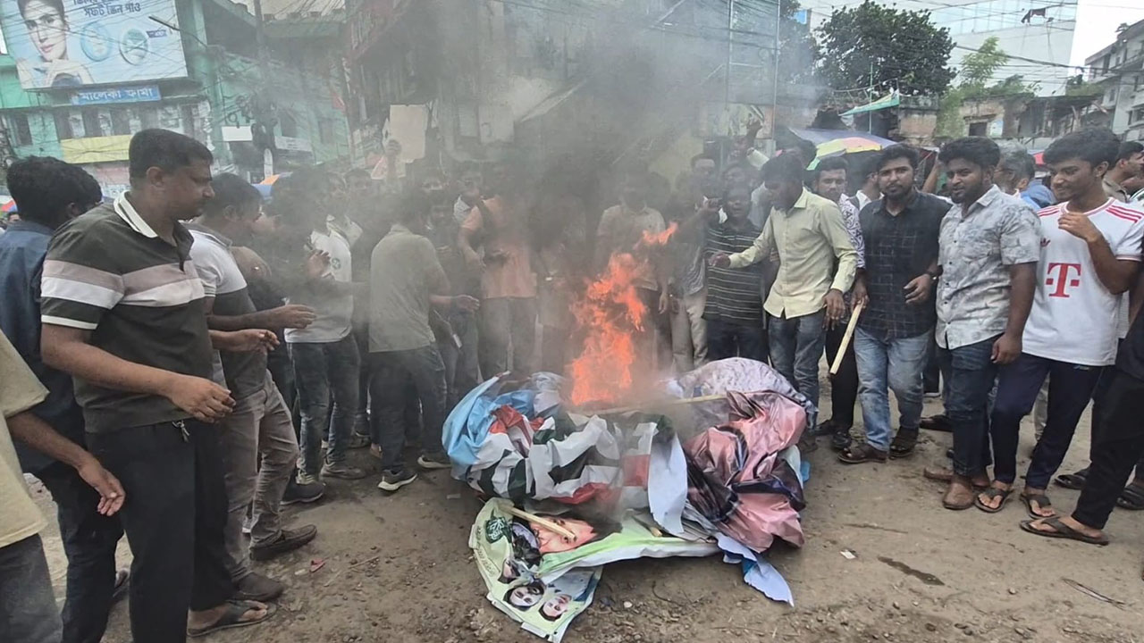 বগুড়ায় ছাত্রদলের বিক্ষোভ শেষে এনসিপির ব্যানারে আগুন
