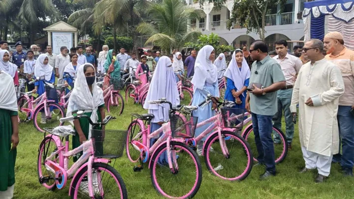 বগুড়ায় শতাধিক শিক্ষার্থী পেল বিনামূল্যে বাইসাইকেল