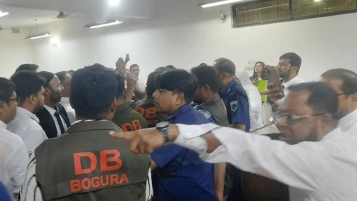 বগুড়ায় জেলা জজের এজলাসে আইনজীবীদের হট্টগোল, শুনানি স্থগিত