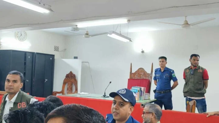 বগুড়ায় বিচারকের এজলাস কক্ষে আইনজীবীদের হট্টগোল
