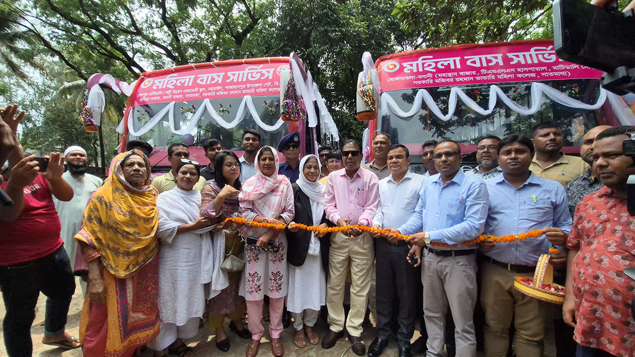 বগুড়ায় ‘মহিলা বাস সার্ভিস’ চালু, চালক-কন্ডাক্টরও নারী