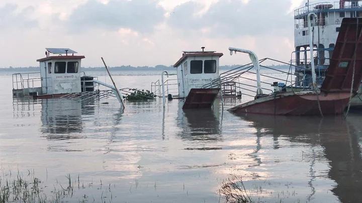 মানুষ বাঁচানোর রেসকিউ বোট নিজেই ডুবছে