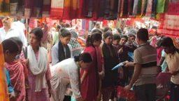 দুর্গাপূজার কেনাকাটায় জমে উঠেছে ‘শুক্রবারের বউ বাজার’