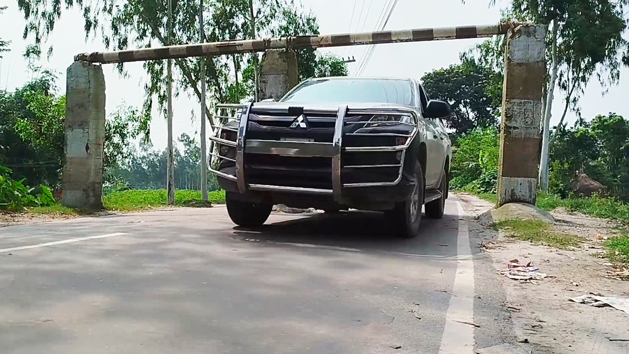 লালমনিরহাটের কালীগঞ্জ উপজেলার কাকিনা রুদ্রেশ্বর এলাকার সংযোগ সড়কে ভারী যানবাহন চলাচল ঠেকাতে আড়াআড়িভাবে লোহার পাইপ দিয়ে তৈরি প্রতিবন্ধক। ছবি: এশিয়া পোস্ট