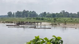 গুলি চালিয়ে বাংলাদেশিদের ৪ নৌকা নিয়ে গেছে বিএসএফ
