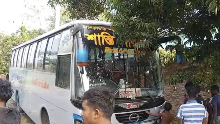 সড়কের পাশে দাঁড়িয়ে থাকা শাশুড়ি-পুত্রবধূকে পিষে মারল বাস