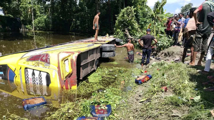 নিয়ন্ত্রণ হারিয়ে পুকুরে বাস, প্রাণে বাঁচলেন ২৫ যাত্রী