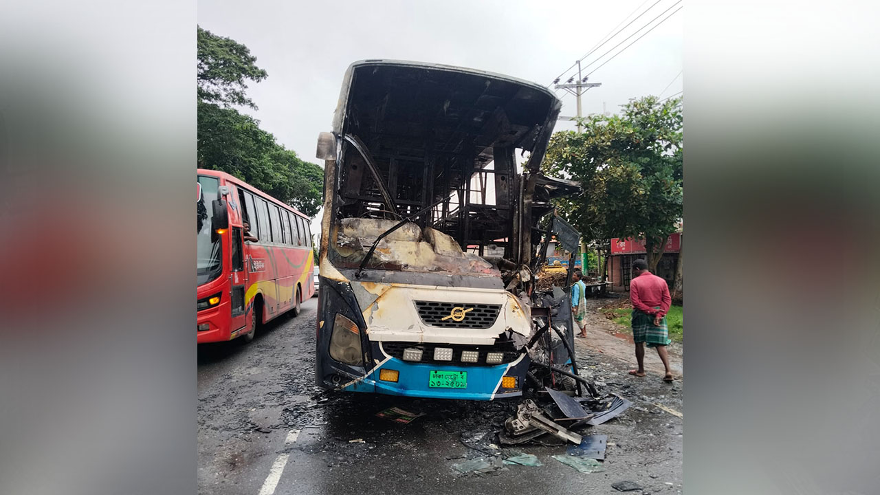 ট্রাকের সঙ্গে ধাক্কায় স্লিপার বাসে আগুন
